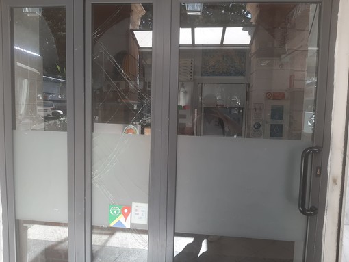 Savona, ladri ancora in azione, stavolta in piazza del Popolo: colpita una pizzeria