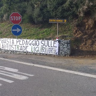 Lo striscione apparso nei pressi del casello autostradale di Celle Ligure