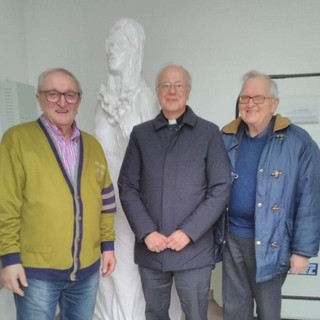 L'artista Mario Capelli "Lo Steccolini" dona una statua 'bifronte' al Comune di Dego