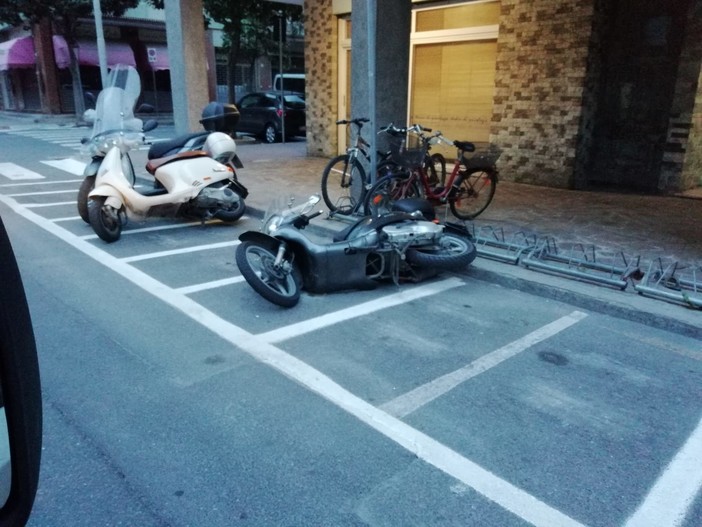 "Strage" di scooter ad Albenga causa vento forte (FOTO) "Strage" di scooter ad Albenga causa vento forte (FOTO)