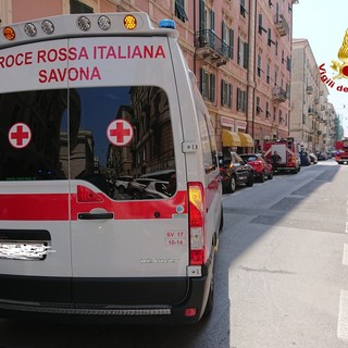 Savona, anziana accusa un malore nella sua abitazione: soccorsa da vigili del fuoco e Croce Rossa