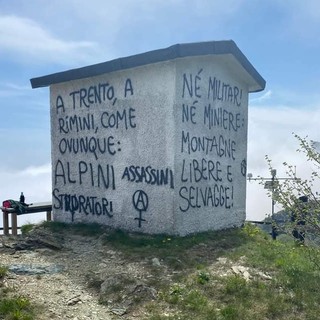 &quot;Alpini assassini e molestatori via dalle montagne&quot;, vandalizzato con scritte offensive il Beigua (FOTO)