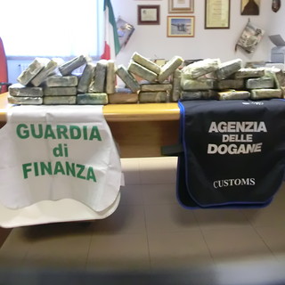 Porto Vado, sequestrati dalla Finanza 210 Kg di cocaina per un valore di 32 milioni di euro