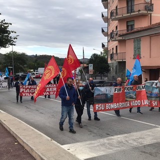 I lavoratori Schneider Electric in corteo lo scorso ottobre