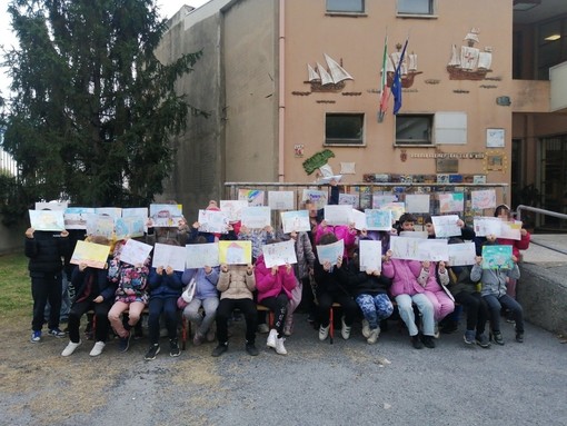 Savona, alla scuola primaria XXV Aprile inaugurata la panchina della gentilezza Savona, alla scuola primaria XXV Aprile inaugurata la panchina della gentilezza