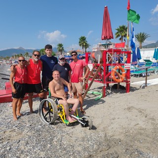 Quando il mare è davvero per tutti: a Pietra Ligure una sedia speciale e un verricello per abbattere le barriere (FOTO)