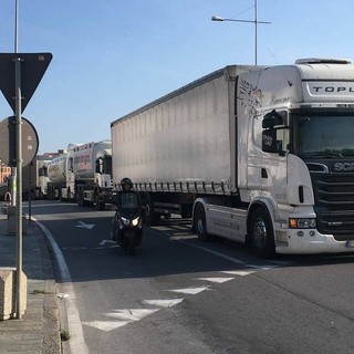 Divieto di circolazione camion fuori dai centri abitati: tutti gli "stop" del 2018