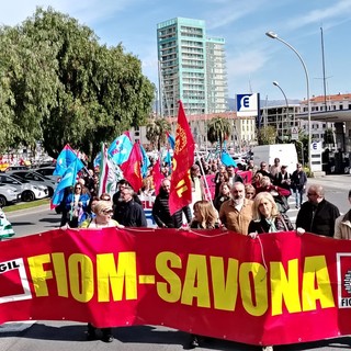 Sciopero dei metalmeccanici, a Savona corteo e presidio in via Gramsci (FOTO e VIDEO)