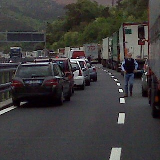 Con l'auto contro la volta di una galleria, ferito il conducente