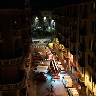 Savona: cornicione pericolante in via Amalfi, Vigili del Fuoco intervengono e fanno sgomberare le auto