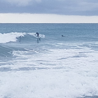 I surfisti di Alassio e Laigueglia 'sfidano' l'allerta meteo (FOTO)