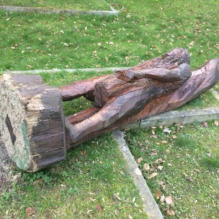 E' crollata al suolo la statua di San Giovanni a Carcare E' crollata al suolo la statua di San Giovanni a Carcare