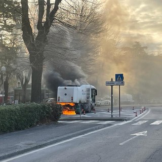 Savona: spazzatrice va a fuoco, paura in piazza del Popolo (FOTO e VIDEO) Savona: spazzatrice va a fuoco, paura in piazza del Popolo (FOTO e VIDEO)