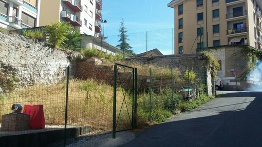 Savona, intervento di pulizia dell'area Via Salita Schienacoste