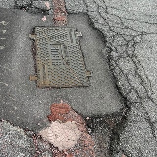 Scavi per la posa della fibra, ancora problemi a Stella. Il Sindaco: "Stufo, che se ne vadano una volta per tutte dal nostro paesino martoriato"