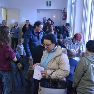 Open day "natalizio" alla scuola elementare di Ferrania: i bambini presentano gli oggetti realizzati durante la settimana alternativa