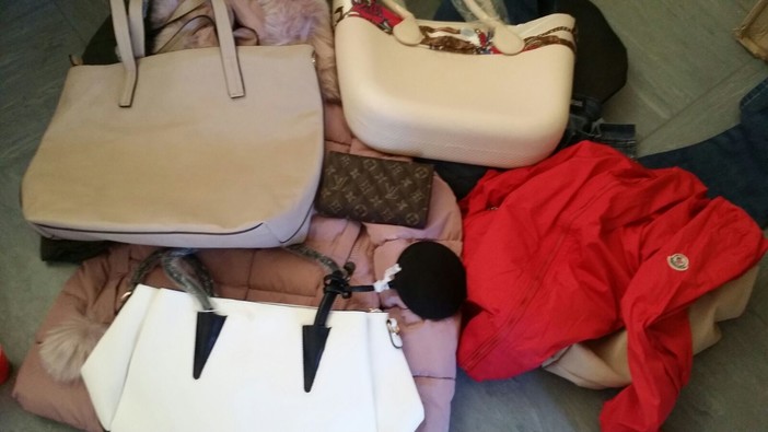 Ressa intorno ai banchetti della merce contraffatta negli stabilimenti balneari frequentati dall'"Albenga Bene". Interviene la Guardia di Finanza Ressa intorno ai banchetti della merce contraffatta negli stabilimenti balneari frequentati dall'"Albenga Bene". Interviene la Guardia di Finanza