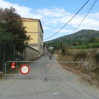 Cenesi, incendio Saar: vigili del fuoco ancora al lavoro