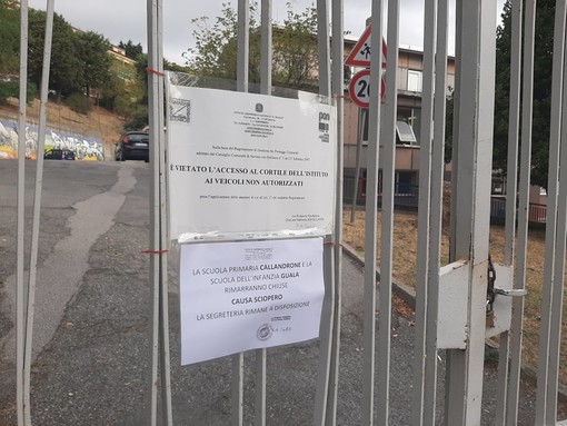 I cancelli delle scuole di Piazzale Moroni, a Savona, chiusi il primo giorno di lezione per la protesta del personale I cancelli delle scuole di Piazzale Moroni, a Savona, chiusi il primo giorno di lezione per la protesta del personale