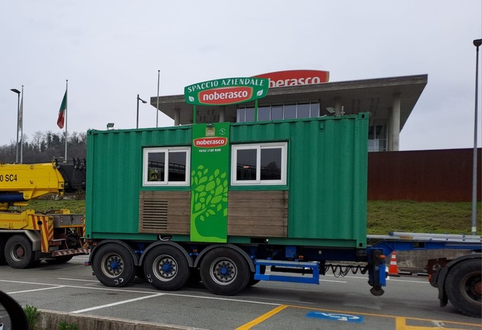 Carcare, continuano le discussioni sullo spaccio Noberasco: rimosso il container, ma spunta una multa all'azienda nonostante l'autorizzazione