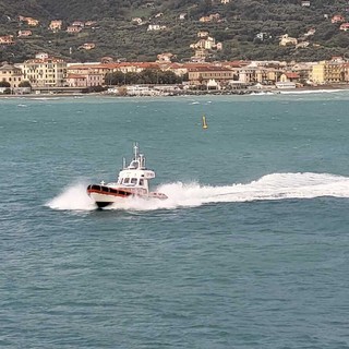 Imbarcazione rischia di affondare a Savona, la Guardia Costiera soccorre 4 persone