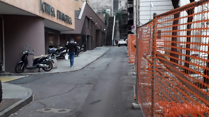 Savona, martedì 30 gennaio via all'asfaltatura della strada laterale di piazza Diaz: si prepara la base della pavimentazione Savona, martedì 30 gennaio via all'asfaltatura della strada laterale di piazza Diaz: si prepara la base della pavimentazione