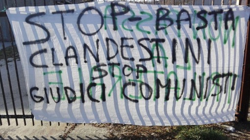 Striscione contro gli immigrati davanti al comune di Roccavignale Striscione contro gli immigrati davanti al comune di Roccavignale