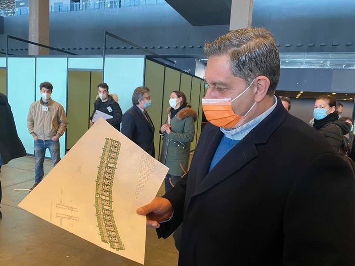 Toti: "Da lunedì parte alla Fiera l'hub vaccinale più grande della Liguria, si parte con duemila dosi al giorno" Toti: "Da lunedì parte alla Fiera l'hub vaccinale più grande della Liguria, si parte con duemila dosi al giorno"