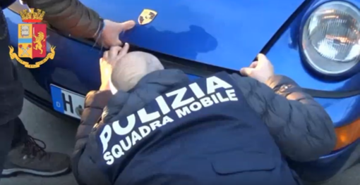 Rubavano auto e trafficavano documenti falsi: la Polizia arresta 12 persone tra Albenga e Bordighera (FOTO E VIDEO)