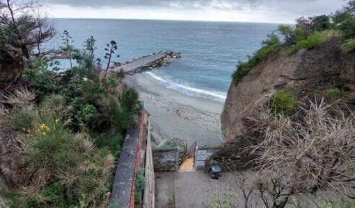 Celle Ligure, chiude la spiaggia di Levante: lavori alle gallerie e alla scala di accesso Celle Ligure, chiude la spiaggia di Levante: lavori alle gallerie e alla scala di accesso