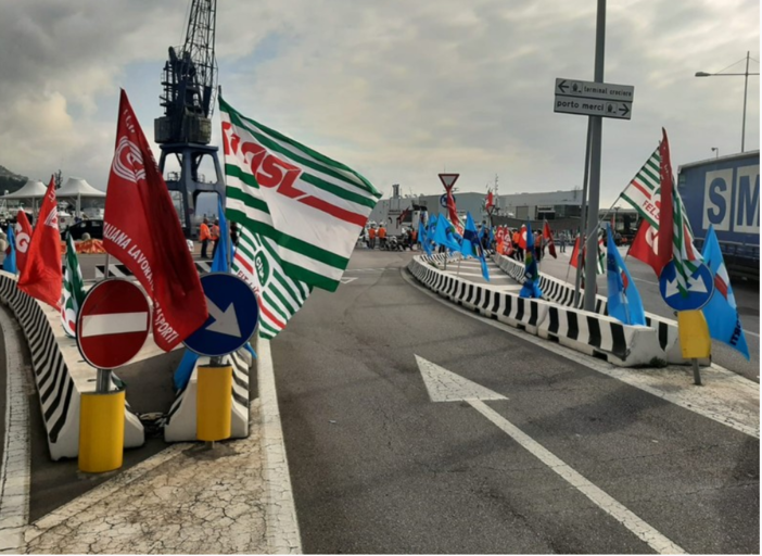 Savona, presidio al varco portuale dei sindacati: "Vogliamo risposte dall'Autorità di Sistema, le leggi dello Stato vanno applicate" (VIDEO) Savona, presidio al varco portuale dei sindacati: "Vogliamo risposte dall'Autorità di Sistema, le leggi dello Stato vanno applicate" (VIDEO)