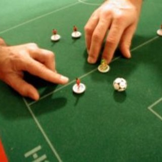 Savona, ritorna bambino con il calcio in miniatura giocando al Subbuteo Club