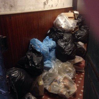 Sacchi della spazzatura accatastati nell'ingresso del Comune di Finale, Viassolo: "Complimenti a chi occupa del decoro della città"