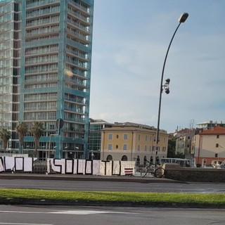 Ceduta la Sampdoria, a Savona i tifosi festeggiano con uno striscione: "Solo io. Solo tu" Ceduta la Sampdoria, a Savona i tifosi festeggiano con uno striscione: "Solo io. Solo tu"