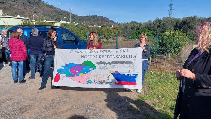 Rigassificatore, fermento degli abitanti per il Pde in località Casina: "Siamo preoccupati, ci mettono un'altra bomba" (FOTO E VIDEO) Rigassificatore, fermento degli abitanti per il Pde in località Casina: "Siamo preoccupati, ci mettono un'altra bomba" (FOTO E VIDEO)