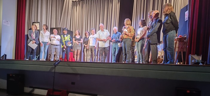 Uno spettacolo teatrale savonese sul tema rigassificatore? In scena "La terra ai contadini" e i riferimenti non mancano