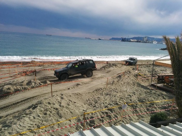“Shark Meeting”, la spiaggia di Albisola ospita la manifestazione 4X4 (FOTO E VIDEO)