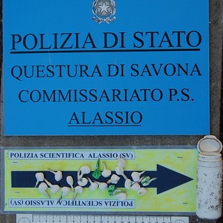 Pietra Ligure, agenti si fingono "coppiette" per arrestare uno spacciatore: operazione antidroga del Commissariato di Alassio