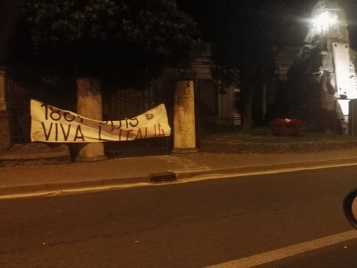 Celle, striscione di CasaPound vicino al Monumento ai Caduti. Polemiche "social": "Commemorazione o rivendicazione?"