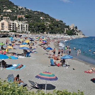 Finale, nuovi spogliatoi, docce e servizi igienici, tutti gratuiti sulle spiagge libere coi fondi della Regione