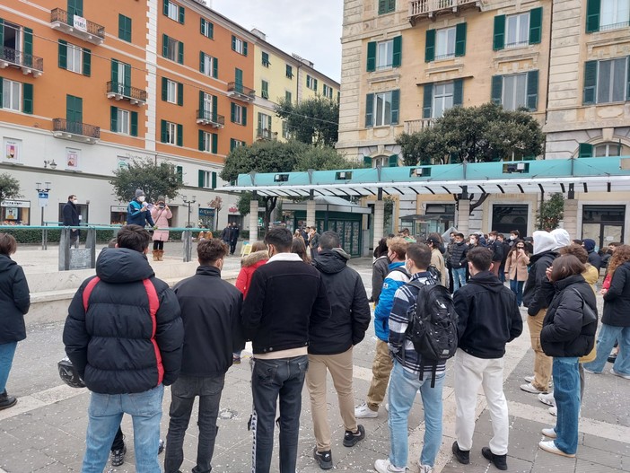 Savona, studenti in piazza contro il Ministero: "Questa Maturità non ci rispetta, ci vede come numeri" (FOTO e VIDEO) Savona, studenti in piazza contro il Ministero: "Questa Maturità non ci rispetta, ci vede come numeri" (FOTO e VIDEO)