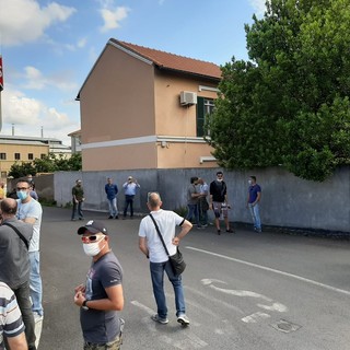 Alcuni lavoratori di Sanac in sciopero (immagine di repertorio)