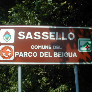 Racchettando nella neve nella foresta della Deiva