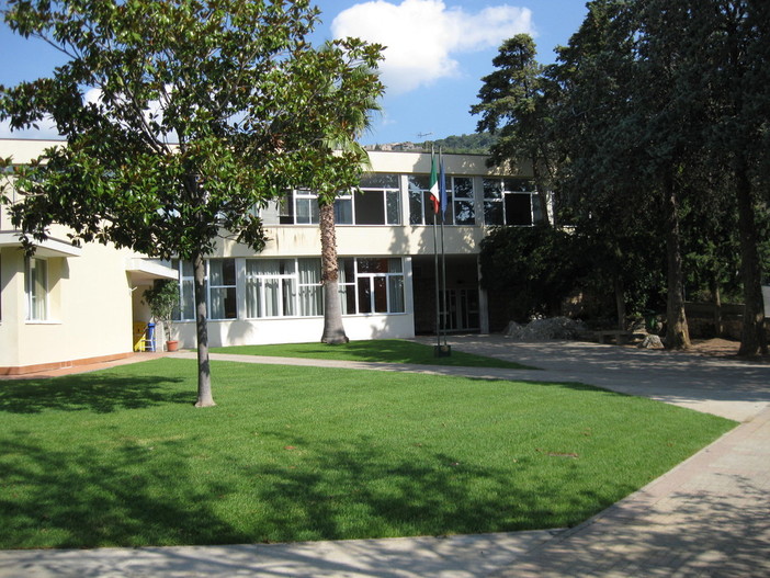 Quinto furto in quattro mesi alle scuole medie di Borgio Verezzi