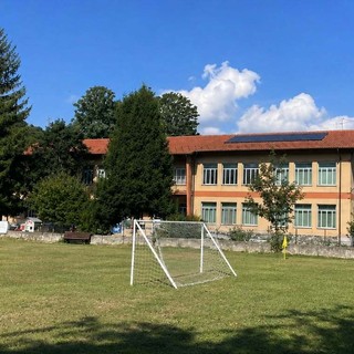 Scuola di Ferrania, ultimato l’impianto fotovoltaico: la prossima settimana parte la sostituzione dei serramenti
