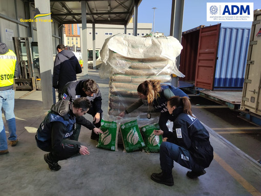 False indicazioni di qualità e provenienza, sequestrate alla dogana 382 tonnellate di pellet (video) False indicazioni di qualità e provenienza, sequestrate alla dogana 382 tonnellate di pellet (video)