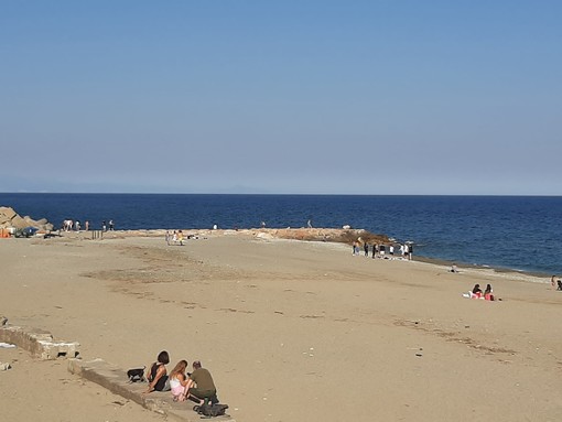 Savona, spiaggia libera del Prolungamento invasa dai savonesi nonostante l'ordinanza: sanzionati 11 cittadini