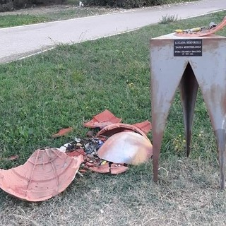 Savona, distrutta la sfera nei giardini di Zinola. L'artista: "Hanno compiuto una carognata dimostrando assenza di educazione e di cervello" (FOTO)