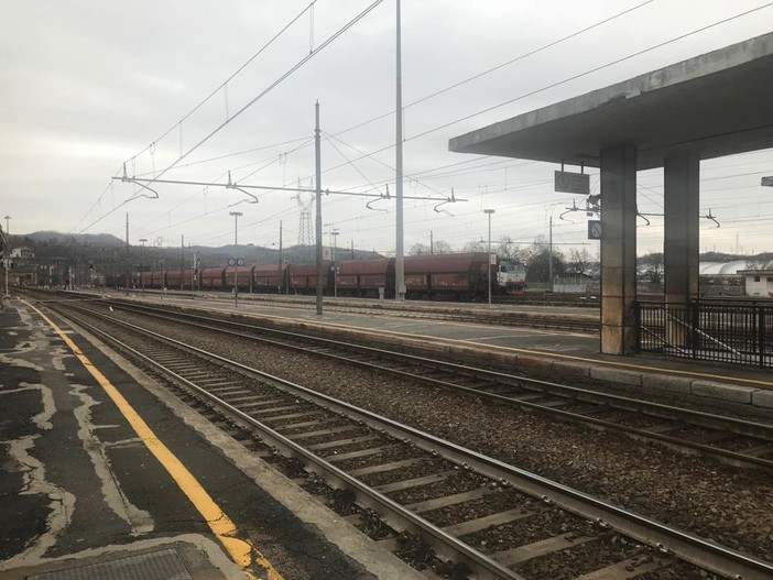 Lite tra fidanzati sul treno Torino-Ventimiglia: convoglio fermo alla stazione di San Giuseppe di Cairo Lite tra fidanzati sul treno Torino-Ventimiglia: convoglio fermo alla stazione di San Giuseppe di Cairo