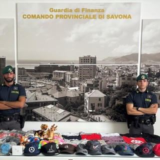 Vendita di prodotti contraffatti e non sicuri, la Guardia di Finanza ne sequestra 100mila: segnalate 16 persone